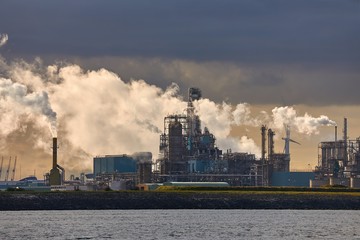 Fototapeta na wymiar Smoking chemical plant
