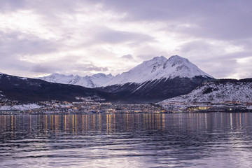 Ciudad de Ushuaia Tierra del Fuego, Argentina. La ciudad más Austral del mundo vista desde la...