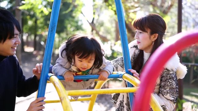 公園で遊ぶ家族（父・母・子ども）