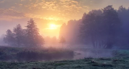 Vlies Fototapete Herbst Sonnenaufgang am Herbstmorgen. Nebelige Landschaft der Morgendämmerung am Fluss. Schöne Herbstszene der Herbstnatur