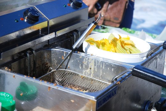 March&eacute; de Fr&eacute;jus (Var- Sud de la France) : Fritures