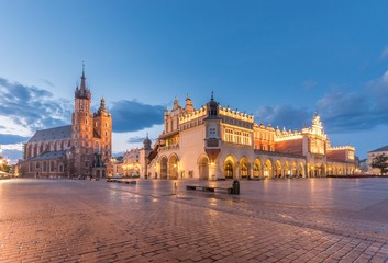 Fototapeta St Mary's church and Cloth Hall on Main Market Square in Krakow, illuminated in the night obraz