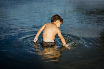 Fototapeta premium playing in the water