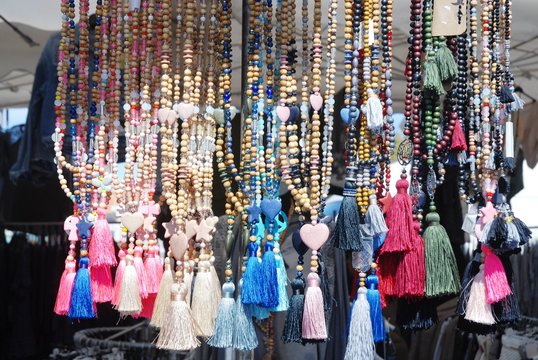 Marché de Fréjus (Var- Sud de la France) : Chapelets multicolores à pompons