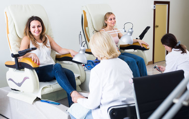 Obraz premium Female clients doing toenails