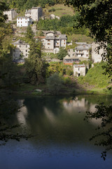 Fototapeta na wymiar Garfagnana, lago e borgo Isola Santa