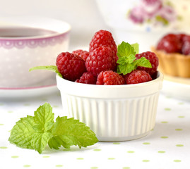  raspberries fruits in a bowl