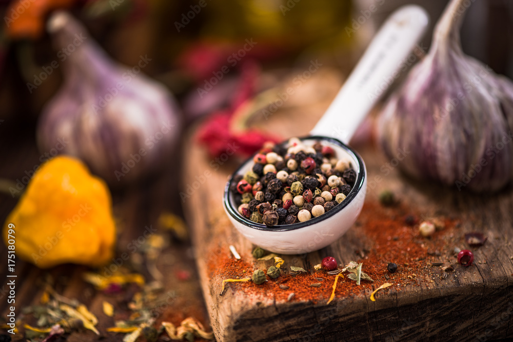 Wall mural Whole pepper seeds on spoon