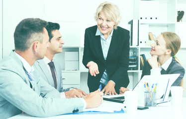 Obraz premium Businesswoman working with colleagues in office