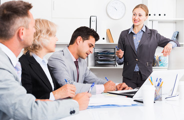 Fototapeta premium Businesswoman explaining to workgroup plans