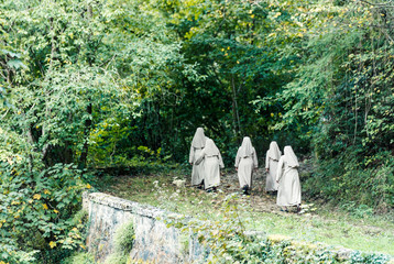 Monjas paseando por el convento llegando al bosque 