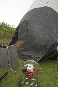 inflando globo aerostatico para elevarse con aire y fuego