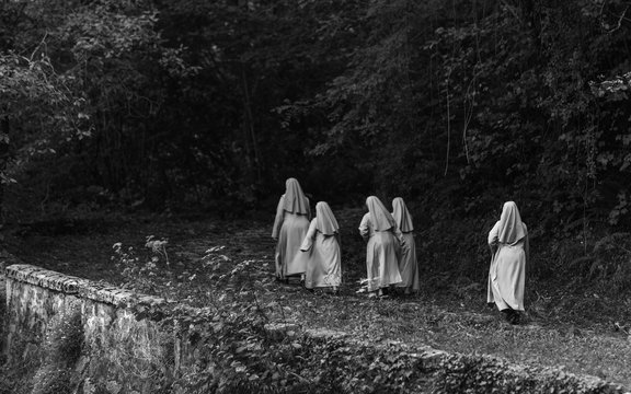 Monjas paseando por el convento