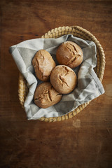 frisch gebackene Brötchen auf Holztisch