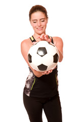 Sportliche junge Frau mit Fussball 