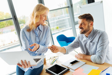 Obraz premium Enigmatical woman pointing at laptop