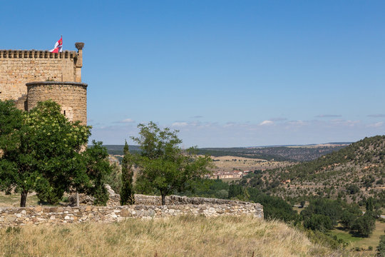 Gammal borg med ringmur och utsikt över en dal