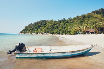 Fototapeta na wymiar Boat on the beach