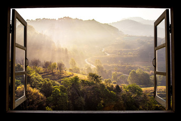 Landschaft Naturansicht Hintergrund. Blick aus dem Fenster auf eine wunderschöne Landschaft mit Naturblick mit Reisterrassen und Platz für Ihren Text in Chiangmai, Thailand, Indochina