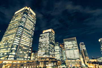 Obraz premium 夜の東京を見上げて