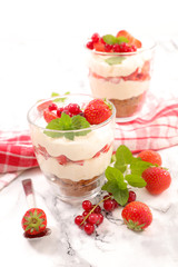 berry tiramisu