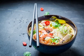 Crédence de cuisine en verre imprimé Plats de repas Tasty Malaysian Soup with prawn and coconut milk