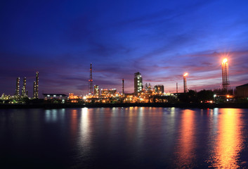 Fototapeta na wymiar Sunset colorful sky and petrochemical industry1