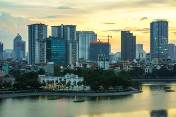 Fototapeta premium Widok na panoramę miasta Hanoi. Hanoi pejzaż o zmierzchu nad jeziorem Hoang Cau