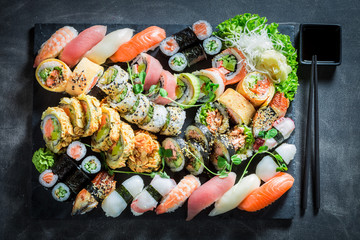 Gesundes Sushi-Set mit Garnelen und Reis