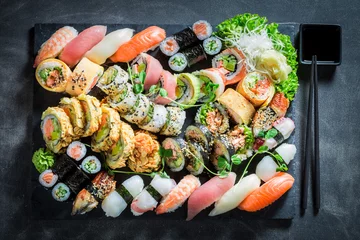 Tuinposter Sushi bar Gezonde sushi set met garnalen en rijst