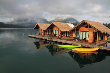 Obraz premium The Hut in Lake Khao Sok national park of Thailand