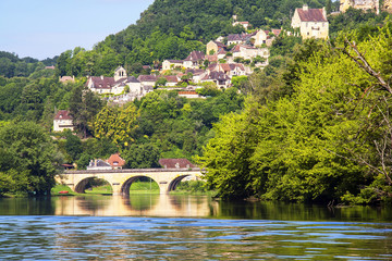 Fototapeta na wymiar La Roque Gageac. Le pont de Castelnaud la chapelle vu depuis la Dordogne. Dordogne. Nouvelle Aquitaine
