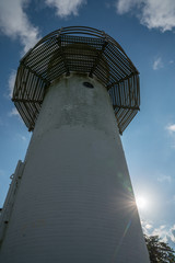 Ein alter Leuchturm von unten fotografiert