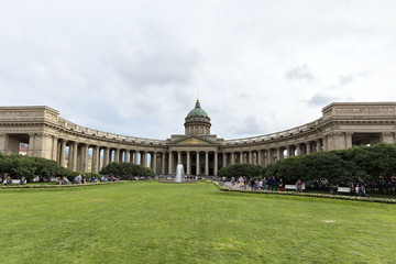 Fototapeta premium Вид на Казанский собор с Невского проспекта. Санкт – Петербург. Август 2017.