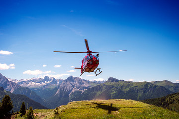 Fototapeta na wymiar Decollo di elicottero sulle Dolomiti