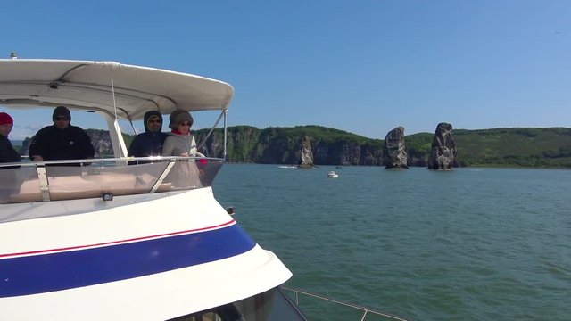 Морское сафари путешествие вдоль полуострова Камчатка. Крупнейшая в мире Авачинская бухта. Острова Три Брата.