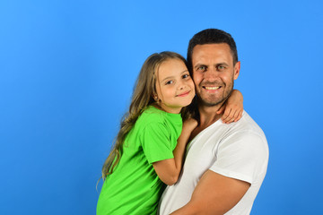 Fototapeta premium Dziewczyna i mężczyzna z uśmiechniętymi twarzami na białym tle na niebieskim tle