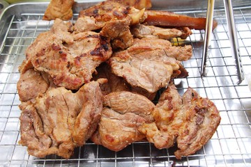 Roasted pork is delicious in the market