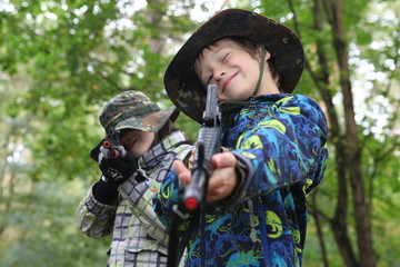 Fototapeta premium Kinder spielen Soldaten
