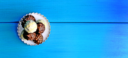 Pralinen auf blauem Holz