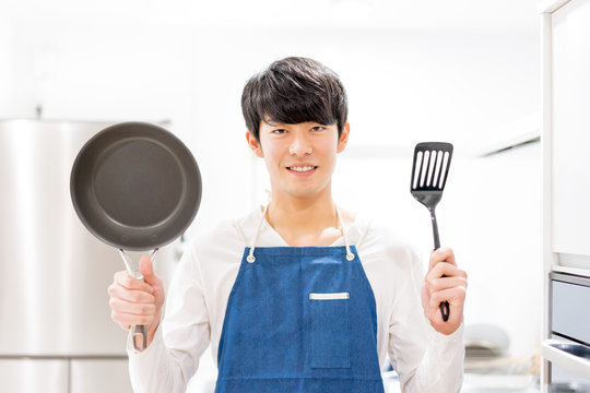 フライパン 調理器具 を持つ男性 Buy This Stock Photo And Explore Similar Images At Adobe Stock Adobe Stock フライパン 調理器具 を持つ男性 Buy This Stock Photo And Explore Similar Images At Adobe Stock Adobe Stock