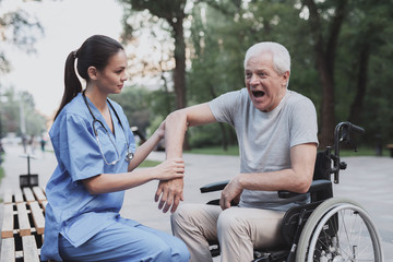 Fototapeta premium The old man gave the nurse to examine his elbow that hurts