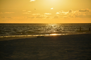Fototapeta na wymiar by the sea Sunset set in
