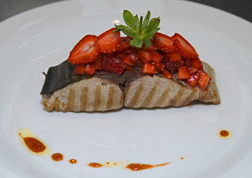 pescado con fresones,plato sofisticado para Gourmets,mezcla de dulce y salado