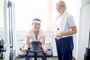 Obraz premium Senior women in gym