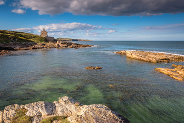 Fototapeta premium Rumbling Kern Cove and Bathing House / At Rumbling Kern near Howick on the Northumberland coastline lies a small beach and cove, sheltered by small cliffs