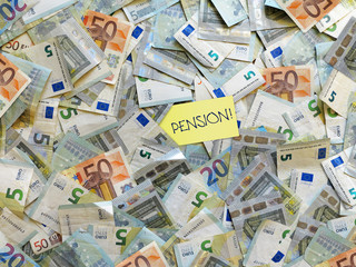 konzeptionelles Bild mit vielen banknoten zum Thema Rente und Altersvorsorge