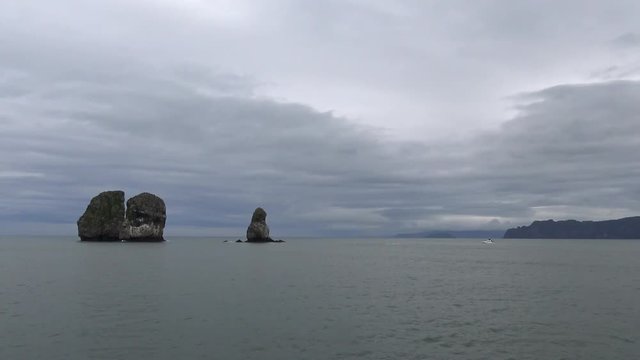 Морское сафари путешествие вдоль полуострова Камчатка. Острова Три Брата.