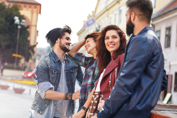 Obraz premium Group of young friends hangout on city square .