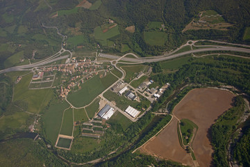 carreteras puentes,retondas pueblos bosques y campos vista a&eacute;rea desde un globo,enel noroeste de Girona Catalu&ntilde;a Espa&ntilde;a